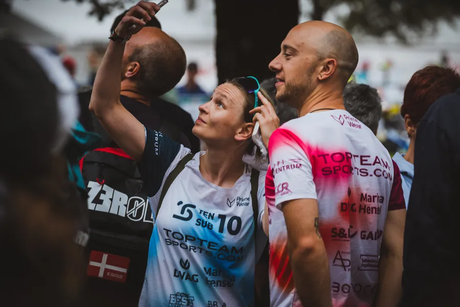 Athletinnen und Athleten mitten in der Menge, ein Moment vor dem Rennen