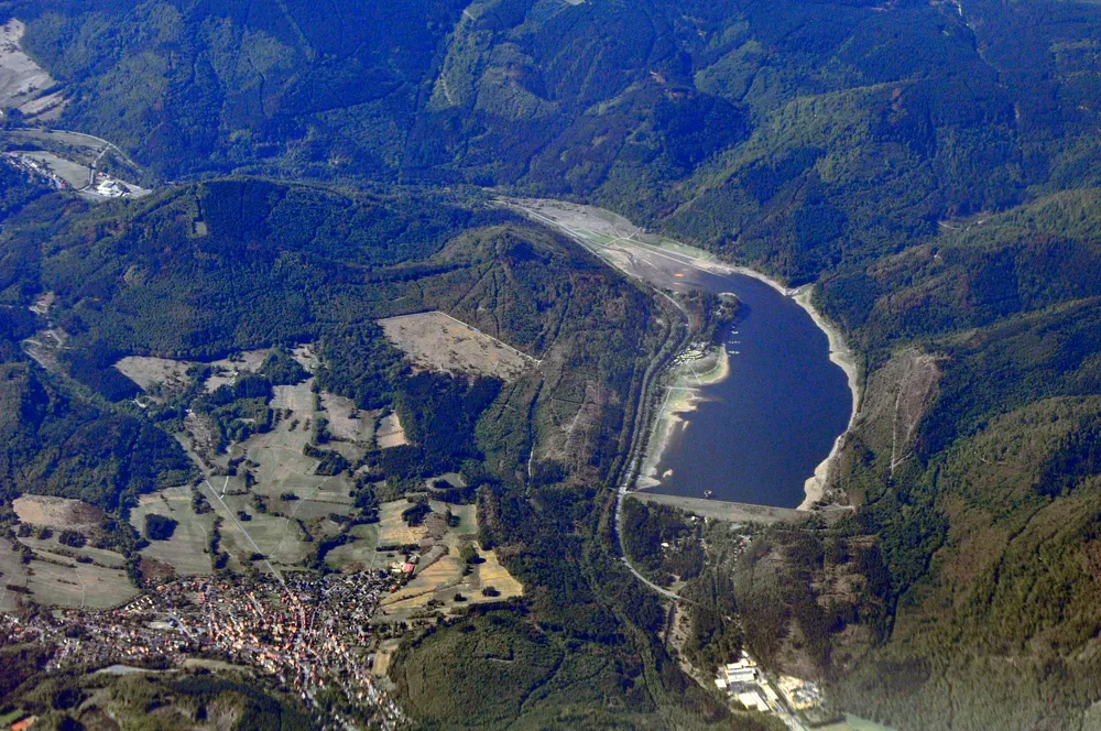 Luftaufnahme der Innerstetalsperre im Harz, umgeben von bewaldeten Hängen